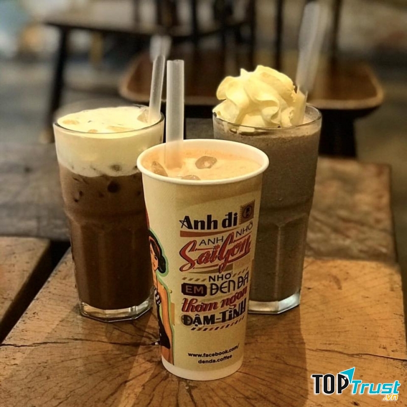 Ngoài thức uống đa dạng thì Đen Đá còn phục vụ nhiều loại bánh thơm ngon