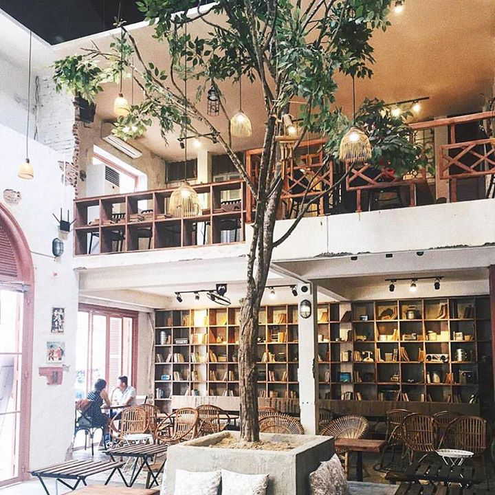  Không gian nơi đây rộng rãi, décor đậm chất Việt với những bức tường lộ gạch đỏ và những món đồ như bộ bàn ghế gỗ thô, dường như gợi lên rất nhiều nỗi luyến lưu về một thời đã xa. 