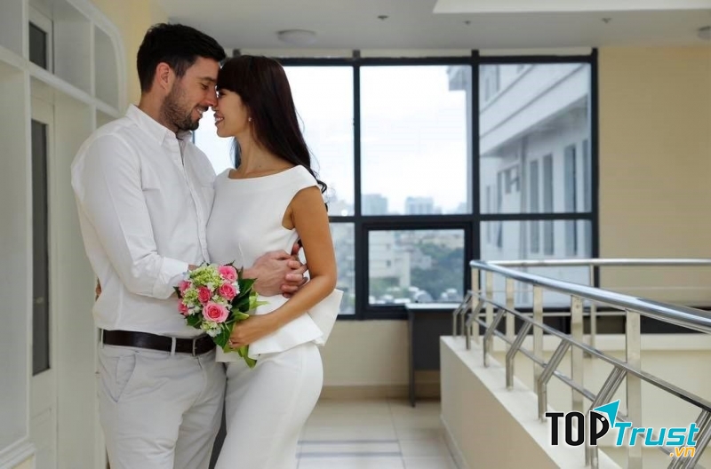 Đến gần và chạm khẽ cũng là bí quyết tạo nên sự quyến rũ cho các cô nàng