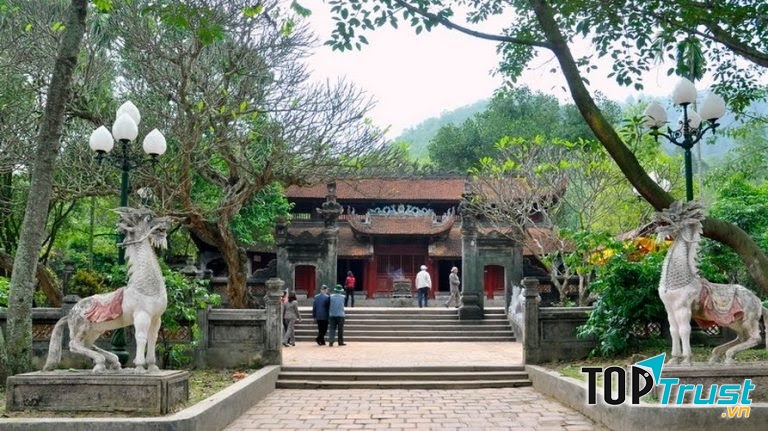 Đền Thượng là ngôi đền chính, cũng là nơi đặt tượng thờ Thánh Gióng