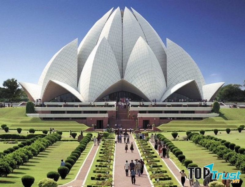 Ngôi đền Hoa Sen thu hút 150.000 lượt khách tham quan mỗi ngày.