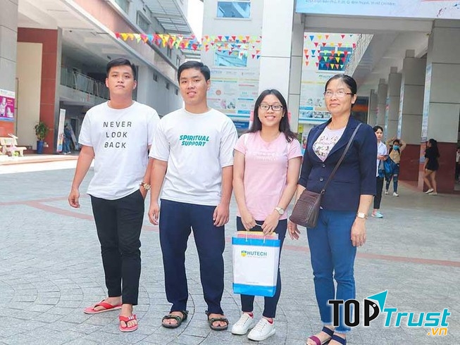 Có một người đi cùng