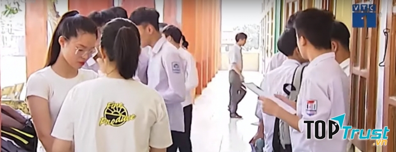 Đến hội đồng thi sớm