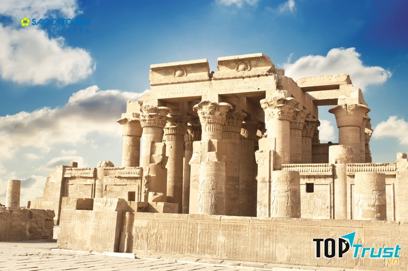 Đền Kom Ombo dưới ánh mặt trời mang dáng vẻ kiêu hãnh và đồ sộ.