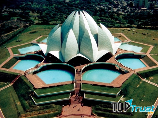 Kiến trúc đền như một búp sen trắng muốt to lớn