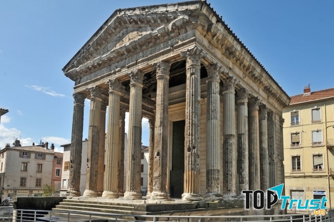 Đền Maison Carree mang đầy nét độc đáo và cổ kính.