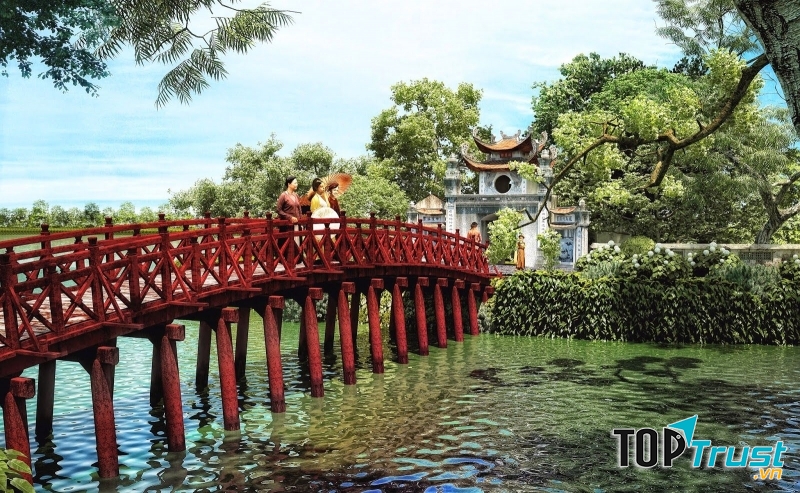 Cầu Thê Húc bắc sang Đền Ngọc Sơn