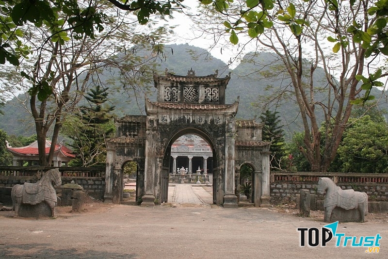 Cổng vào đền Thái Vi