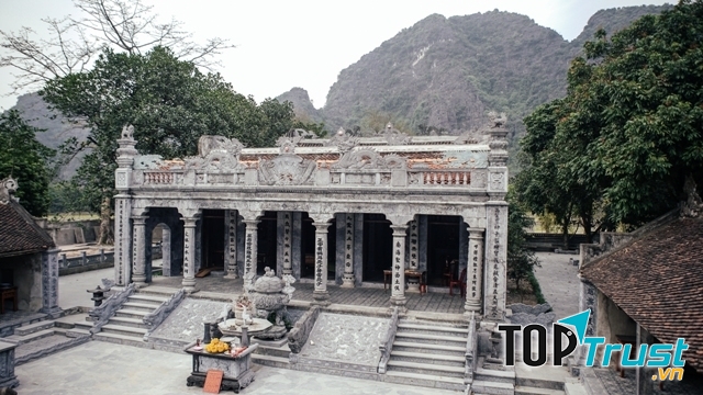 Chính điện đền Thái Vi