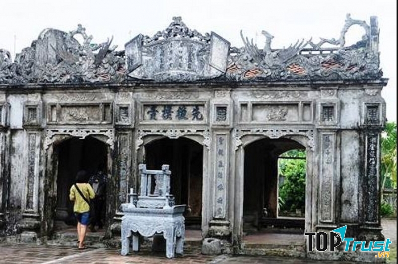 Cổng vào đền thờ Đức Thánh Nguyễn