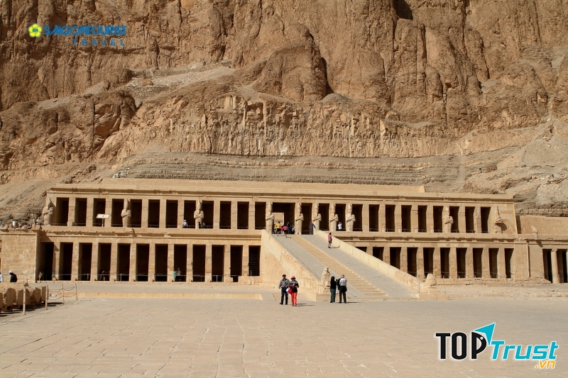 Toàn cảnh đền thờ Mortuary.