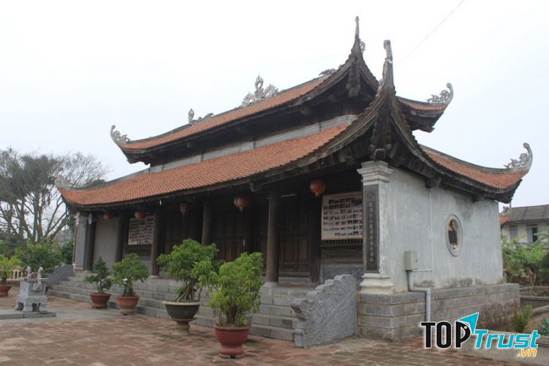 Chính điện đền thờ Nguyễn Công Trứ