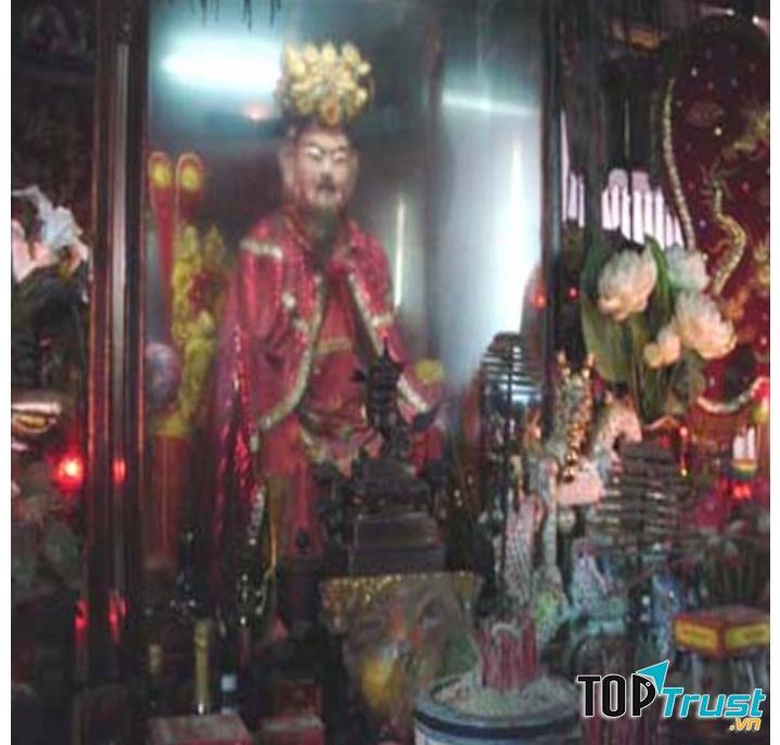 Ban thờ Hưng Đạo Vương – Trần Quốc Tuấn tại Đền Trần