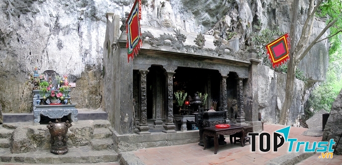 Chính điện Đền Nội Lâm