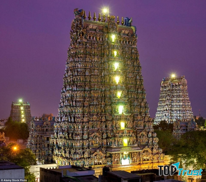 Đền Sri Ranganathaswamy huyền ảo và lấp lánh khi đêm xuống.