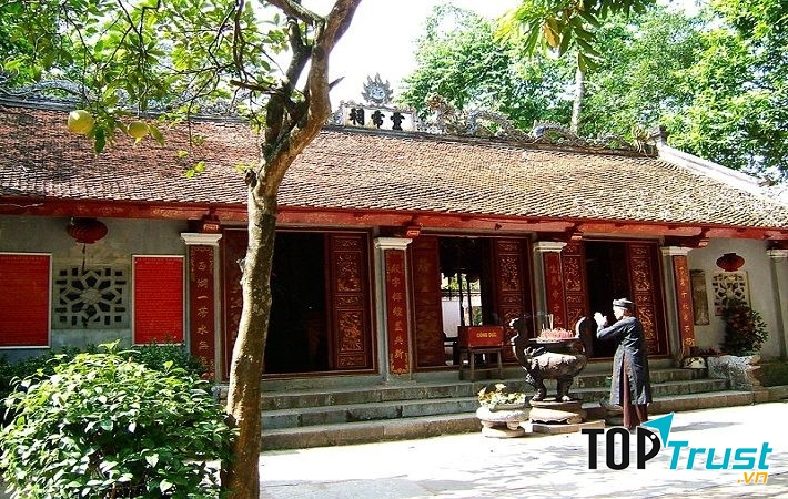 Chính điện đền Voi Phục