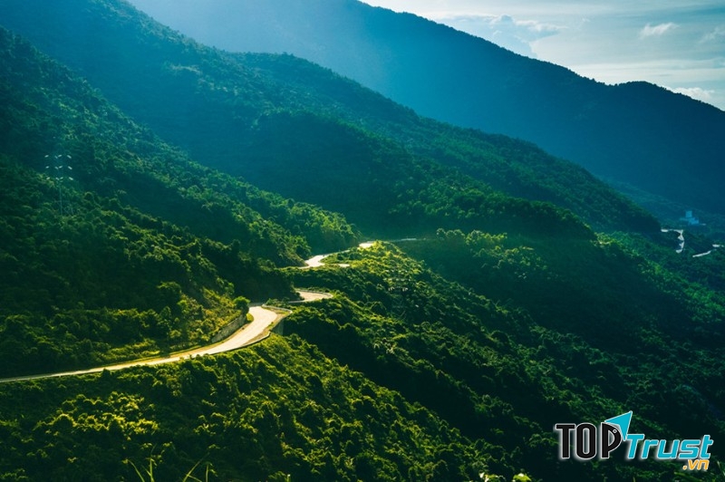 Đường đi đèo Bắc Sum rất hiểm trở, bạn cần kiểm tra kĩ lưỡng phương tiện di chuyển