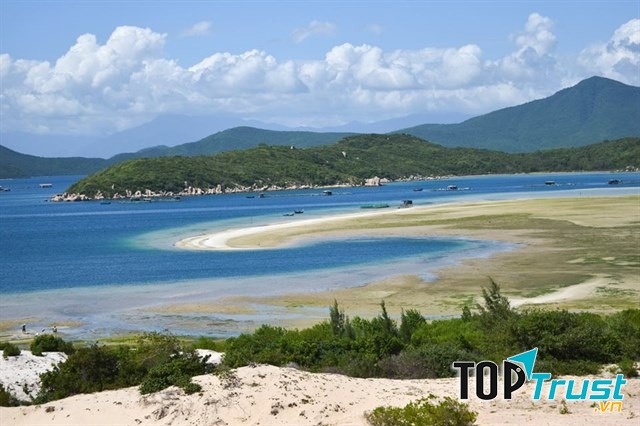 T﻿rên cung đường ngoằn ngoèo từ Đèo Cổ Mã ra Cực Đông, chúng ta có thể tận hưởng không khí trong lành và khám phá khung cảnh đơn sơ của làng chài Đầm Môn.