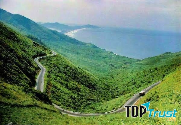 Đèo Hải Vân nhìn từ xa