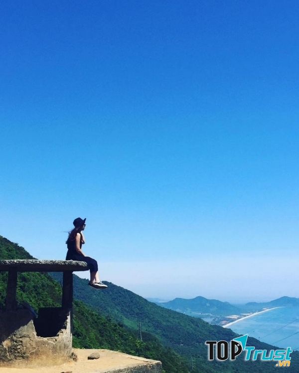 Khung cảnh hữu tình vừa có cả đại dương thiên thanh ở một bên và núi non kỳ vĩ ở một bên.