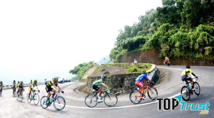 Một góc khúc cua đèo Hải Vân