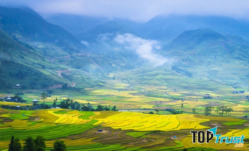 Cảnh nhìn từ đèo Khau Phạ