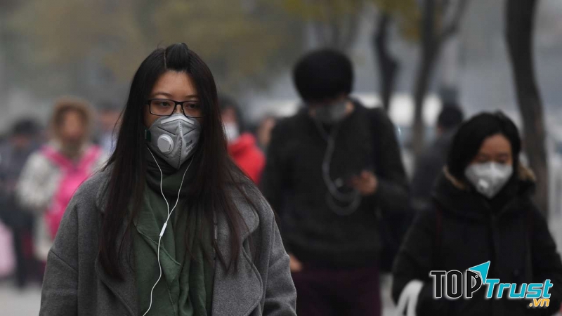 Sử dụng khẩu trang khi đi ra đường.