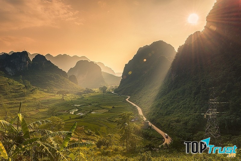 Khung cảnh nên thơ dưới chân đèo vào mùa lúa chín