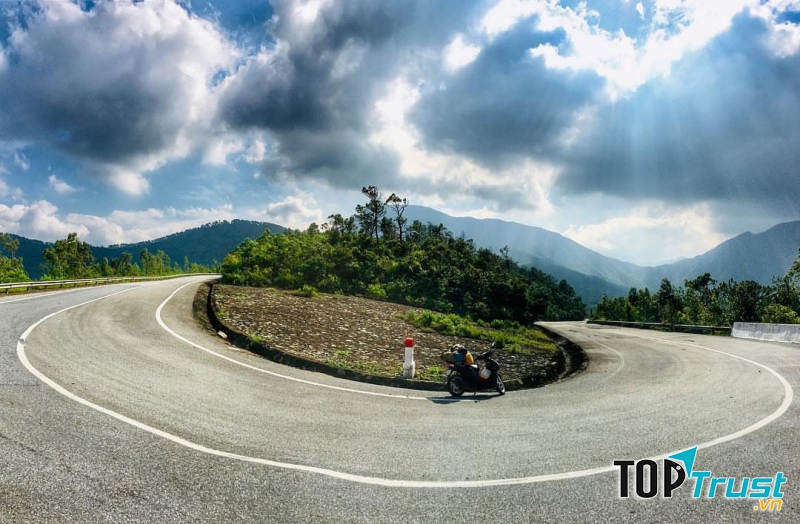 Con đường đèo uốn lượn