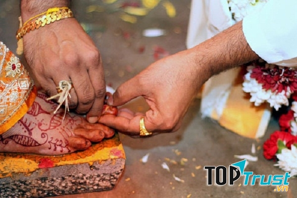 Đeo nhẫn vào ngón chân có lẽ không chỉ là tập tục kỳ lạ mà còn rất thú vị