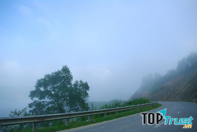 Một đoạn đường đèo Pha Đin phủ kín sương mờ