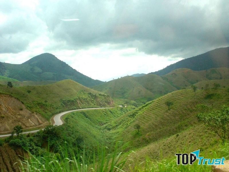 Núi non trùng điệp trên đèo Phượng Hoàng