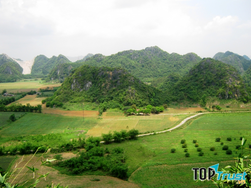 Đèo Tam Điệp không quá quanh co khúc khuỷu nhưng bạn cũng phải hết sức cẩn thận khi di chuyển.