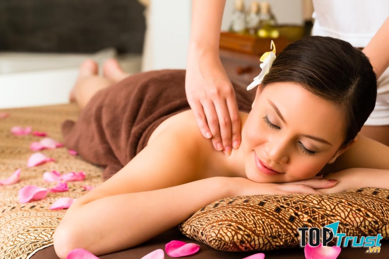 Đẹp beauty&Spa thì lại được biết đến với phương pháp massage Thụy Điển dựa trên các khái niệm của phương Tây về giải phẫu học và sinh lí học với ưu điểm khá nhẹ nhàng, hoàn toàn không gây đau đớn, đem lại cảm giác dễ chịu và thư giãn toàn bộ cơ thể bạn.
