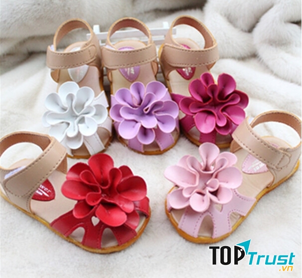 Dép đi mùa hè - mang lại cảm giác thích thú cho bé