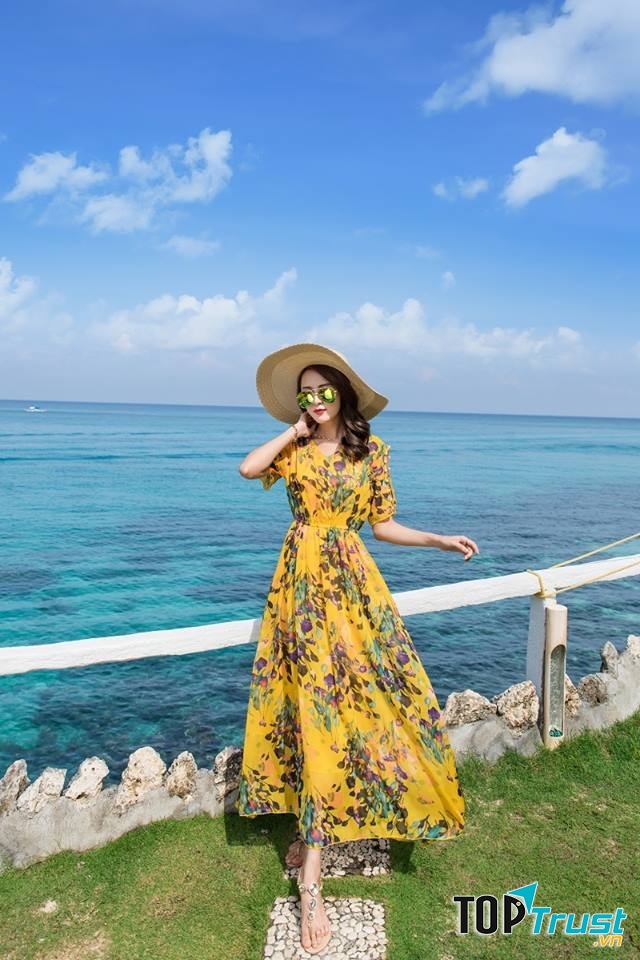 Màu vàng nổi bật của chiếc maxi tạo nên sức sống tươi trẻ cho người mặc.