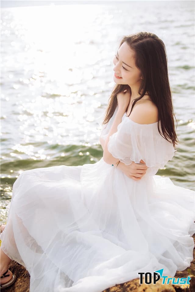 Với chất vải voan và màu trắng lôi cuốn, tạo nên sự quyến rũ, tinh tế cho chiếc maxi.