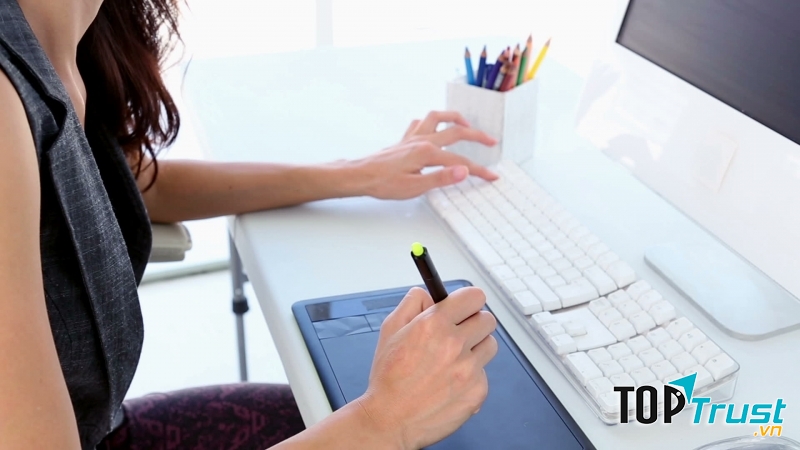 Designer thường không bị bó buộc nhiều về mặt thời gian mà ngược lại còn rất linh động địa điểm làm việc.