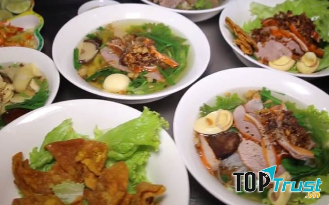 Quán nằm trong hẻm, bán siêu đông