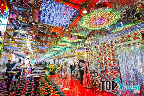 Robot Restaurant (Nguồn: With Every Light)