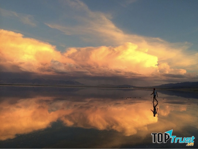 Cánh đồng muối tại Utah sau cơn mưa