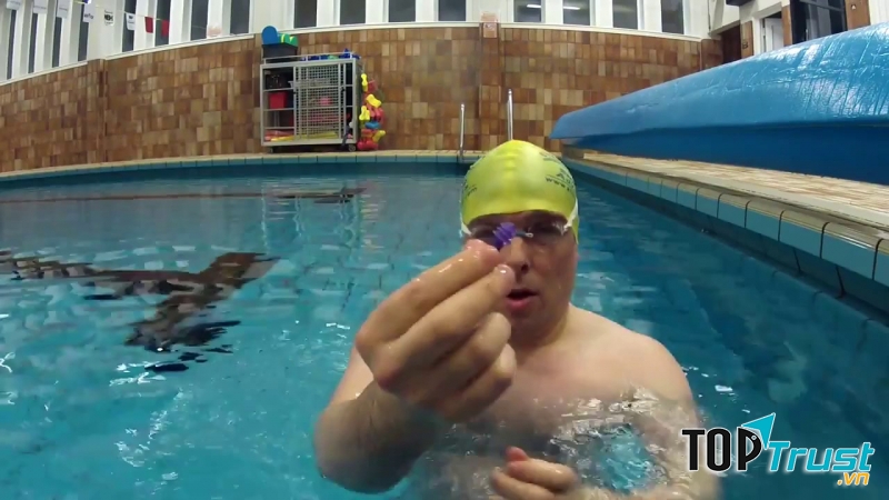 Khi nước lọt vào tai sẽ khiến tai bị ẩm ướt tạo điều kiện thuận lợi hơn cho nấm sinh sôi và dẫn đến viêm tai