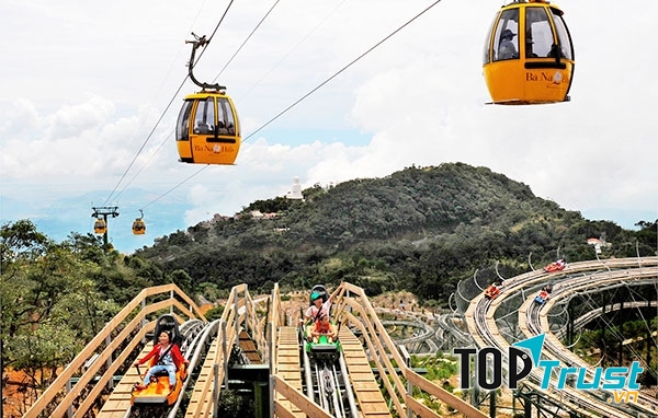 Cáp treo đi qua khu vui chơi Fantasy Park