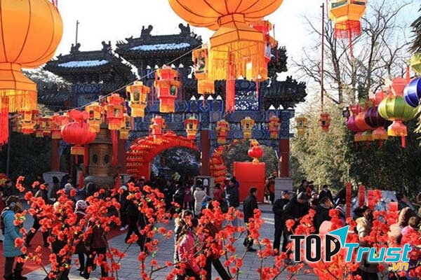 Cùng nhau đi chùa cầu cho tình yêu hai người bền lâu mãi mãi