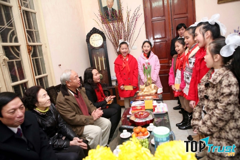 Con cháu đi chúc Tết ông bà
