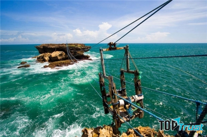 Di chuyển bằng cáp treo gỗ ở biển Timang