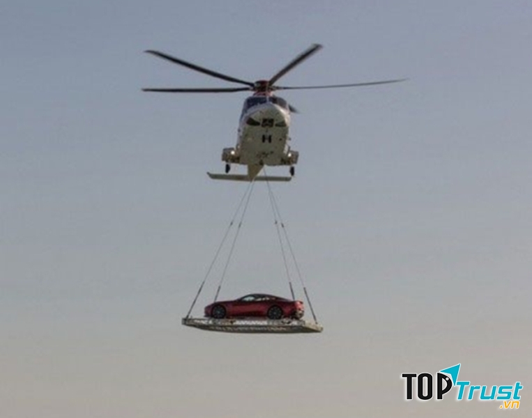 Di chuyển siêu xe bằng trực thăng