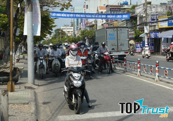 Di chuyển với tốc độ chậm gần các đèn tín hiệu