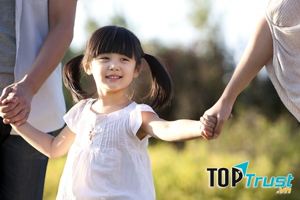 Cha mẹ nên dành thời gian cho bé đi dạo mỗi ngày.