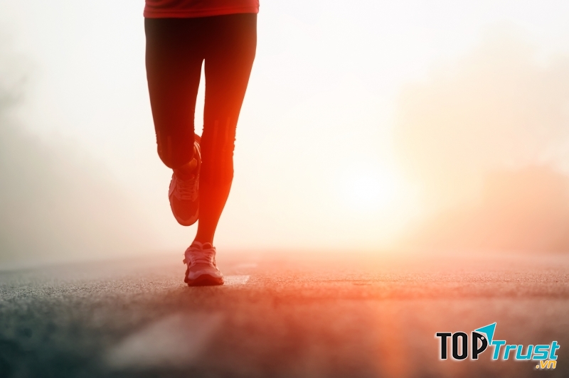 Tản bộ vào buổi tối luôn là một bài tập thể dục đơn giản và đem lại nhiều lợi ích cho sức khỏe. Bên cạnh đó, việc đi dạo dưới khí trời mát mẻ còn giúp tâm trạng thoải mái, tạm quên đi những điều không vui trong cuộc sống.